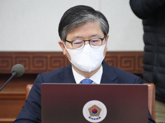 변창흠(사진) 국토교통부 장관이 23일 열린 국무회의에 참석해 노트북 모니터를 보고 있다. <연합뉴스>